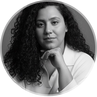 Foto de Júlia séria 
        olhando para frente com a mão no queixo 
        e cabelos soltos